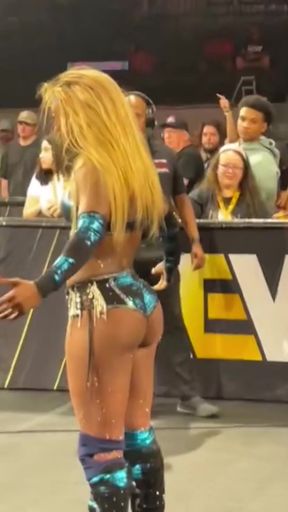Busty ebony wrestler shows off her bubble booty in a sweaty match