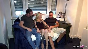 Schlanke deutsche Kitty Blair mit langen Schamlippen bei echtem Amateur Dreier