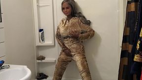 doll showers & gets golden tracksuit wet!