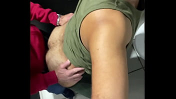 Sexo gay em banheiro masculino p&uacute_blico com gordinhos e safados.