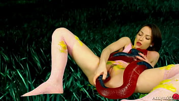 AdalynnX - Giant Gummy Snake