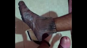 Gozando de botas marrom, igual um cavalo