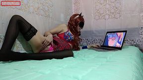chilena otaku es atrapada masturbandose viendo hentai y come sushi con semen