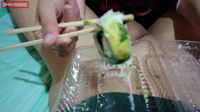chilena otaku es atrapada masturbandose viendo hentai y come sushi con semen