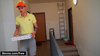 (Jamie Owens) Delivers The Pizza In The Exact Moment (Jerom)e Is Horny Wants To Masturbate - Bromo