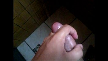 pauz&atilde_o batendo uma bem gostosa no banho