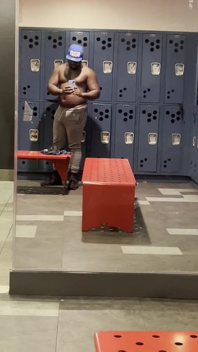 Hunky gym bro shows off his bulging biceps and amateur side