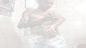 DEPILANDO E GOZANDO GOSTOSO