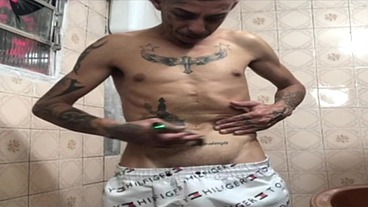 DEPILANDO E GOZANDO GOSTOSO