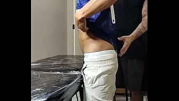Novinho veio tatuar a bunda e terminou gemendo com a l&iacute_ngua e a rola do massagista tatuado