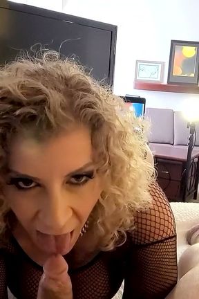 Legendary MILF Sara Jay fucks a lucky fan