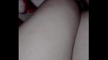 Mi amigo gay de la escuela me mand&oacute_ un video de sus piernas y no pude evitar jalarme el huevo contemplando sus muslos.