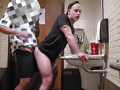 Levando pau grosso no banheiro do shopping