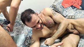 grabacion con el novio de mi hermana. lo hago correrse con mi verga adentro y lleno su cara de leche