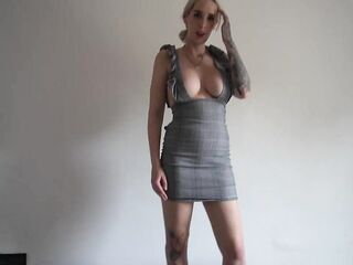 Stiefmama hilft ihrem Jungen beim wichsen impure talk tugjob das sagen wir aber nicht deinem Vater you