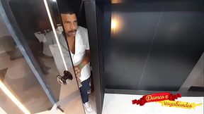 Camareiro de hotel pega h&oacute_spede desprevenida.