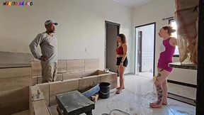 OPERARIO DA CONTRU&Ccedil_AO FICO MUITO SATISFEITO QUANDO RECECEU VISITA DAS PATROAS NA OBRA