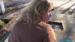 Public Sex, Grateful Babe shows her Gratitude with a Suck