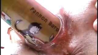 Les actrices Felecia Danay, Helen Brooke, Kaylynn et Ursula Gaussmann, connues pour leurs gros clitoris, s'adonnent au fisting profond.