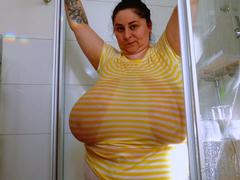 Amateur Big Boobs jerks Big Dick