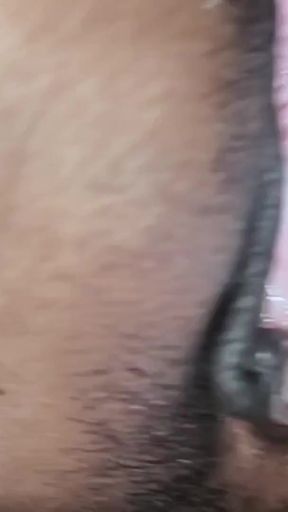 Sister-in-law took off all her clothes and showed off her ass in the room.   Clip 1