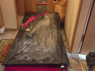 Mit Fantasticrubber Krageneinstieg Catsuit in Vakuumbett