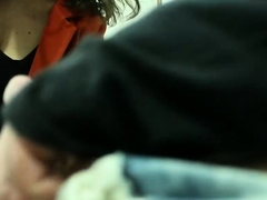 Senhora madura faz boquete em desconhecido na sala de