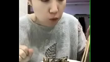 asi&aacute_tica comendo v&aacute_rias pererecas