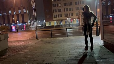 BIG DICK AND JUICY ASS EXHIBITIONIST SHEMALE FLASH CITY CROSSROAD OUTDOOR