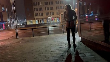 BIG DICK AND JUICY ASS EXHIBITIONIST SHEMALE FLASH CITY CROSSROAD OUTDOOR