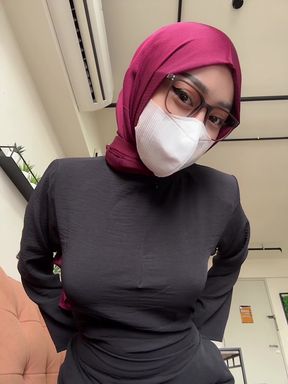 Slim babe shows off her sexy body in a sultry solo dance