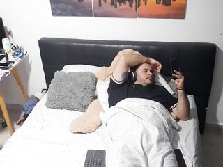 I change garments with my stepfather and this guy doesn't look at me