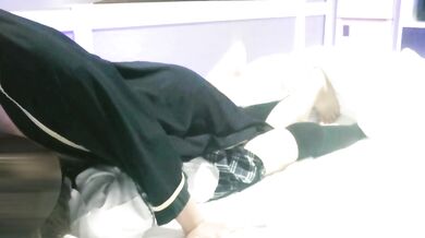 アマチュアセックスビデオ：コスプレ制服で指マン、フェラ、中出しセックス