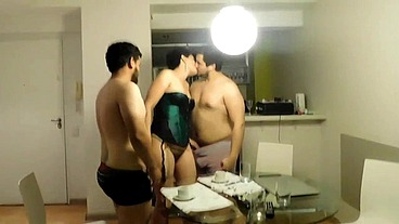 la madrastra de mi amigo va al super y se coje dos tipos cualquiera parte 2 etapa 5