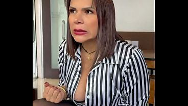Me tomo un caf&eacute_ con una madura colombiana influencer en la primera cita