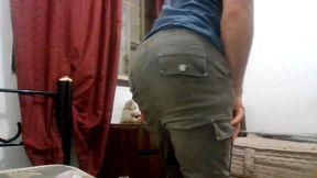 Guy masturbates in his room...!!!