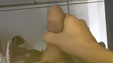 Punheta gostosa do corninho no banheiro público