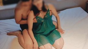 緑のセクシーランジェリーを着たかわいい人妻が愛撫とクンニで発情したので、正常位で絶頂させる