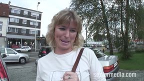 Amateur, a bit older slut masturbates in pantyhose