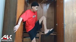 enteado se esconde no armario para espiar sua madrasta gostosa