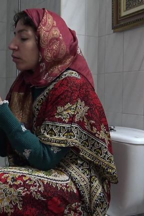 Kurdish Granny Sucks Lets African Immigrant Cum in Her Mature Mouth