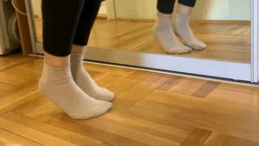 TIP TOE SOLES IN FRONT OF THE MIRROR - MP4 HD