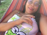 SAKURAYEN hace show caliente en amaca, toca su rico coño por encima de la ropa es muy excitante