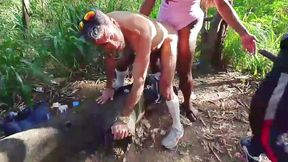 encontrei uma trans dotadona no meio da trilhas e ele arrobou minha garganta e meu rabo na sua rolona