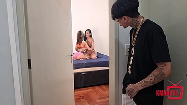 Punhetando gostoso enquanto espio as duas safadas se chupando no quarto