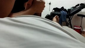 hijastra cachonda seduce a padrastro en el dormitorio mientras la madrastra no esta