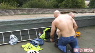Carlo Cox et Ray Stone, deux ours poilus en uniforme, s'adonnent à des fellations et à des pénétrations anales en plein air.