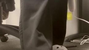 Mia écrasé du papier au bureau