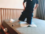 かわいい男の子は彼の主人によって射精して浸透するように頼まれます