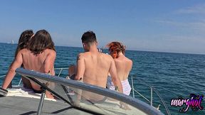 apres midi libertine 2 couples baisent sur un bateau et se font surprendre...